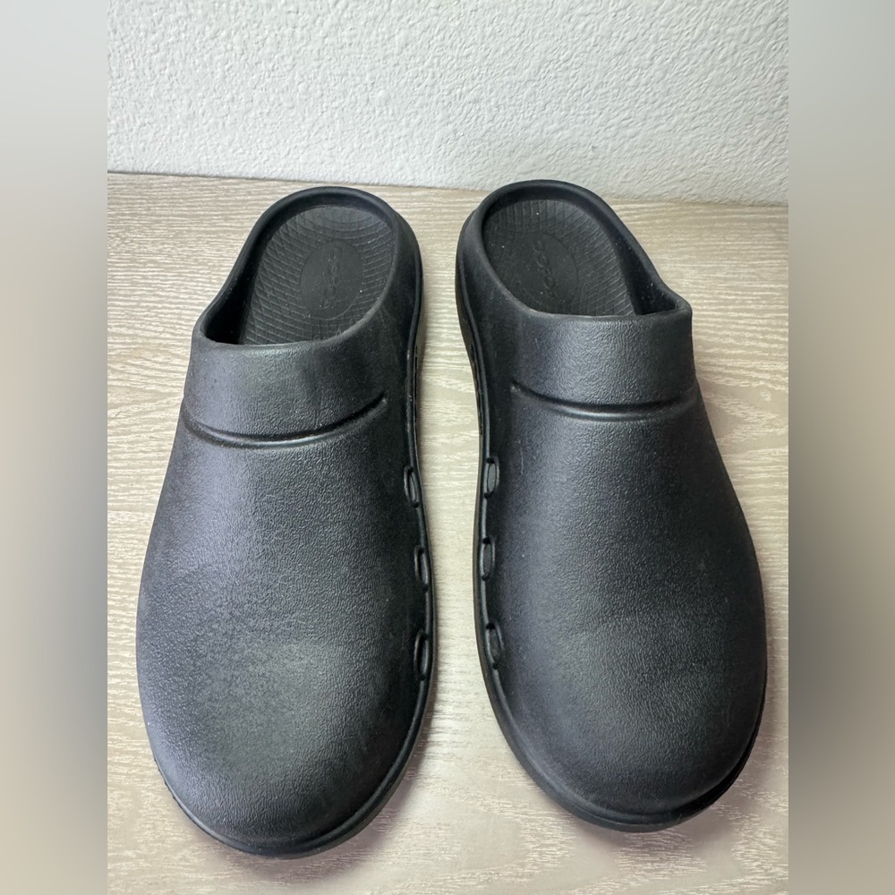 OOFOS Black Clogs - Picture 4 of 10